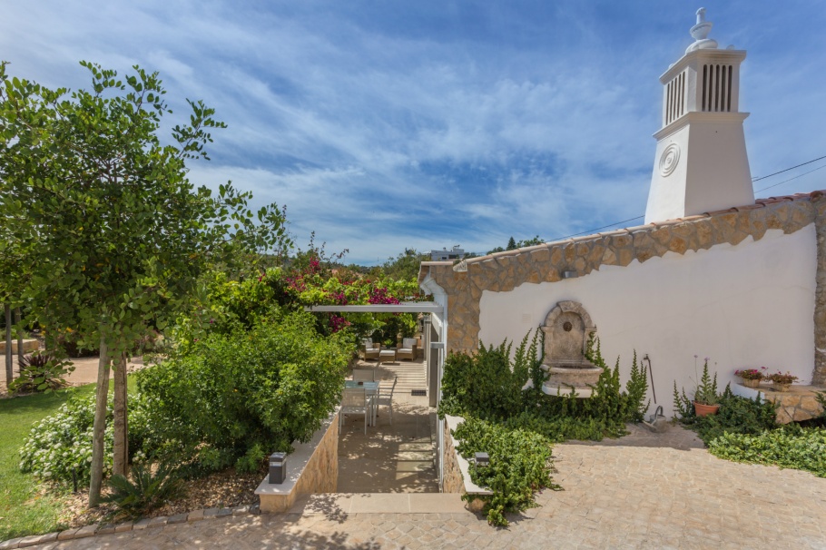 Guesthouse in the garden of Casa Mocho Branco